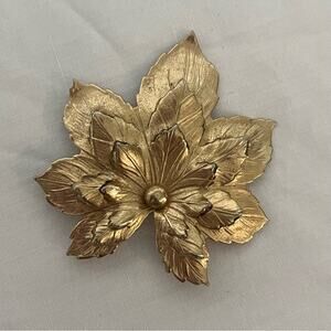 SAC vintage brooch. Gold tone maple leaf